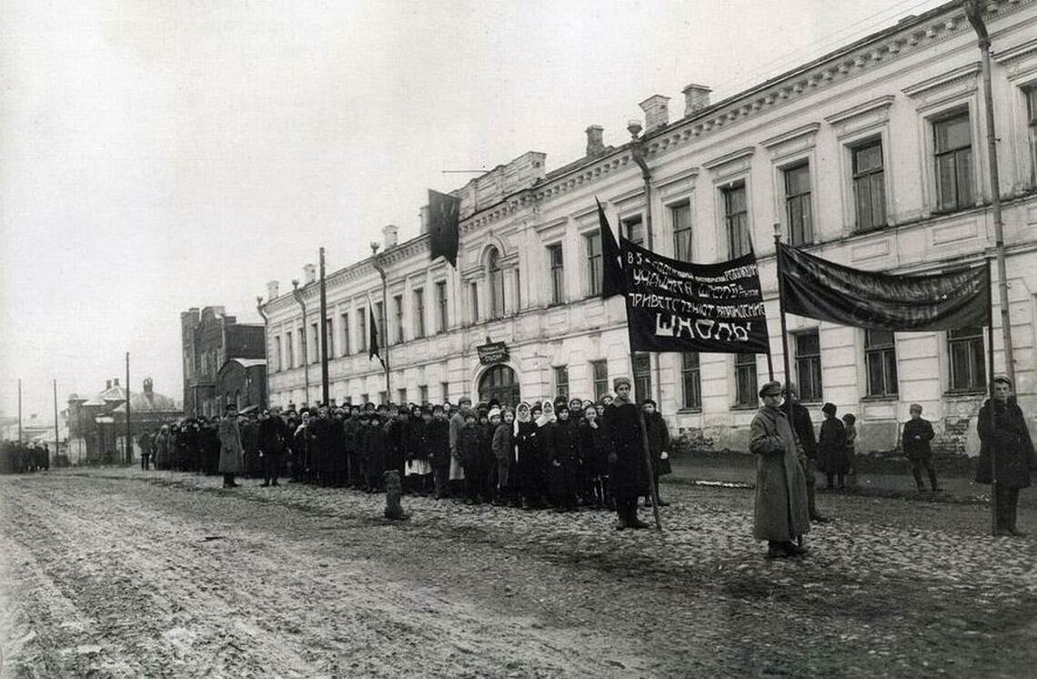 Демонстрация по позднейшей улице Ленина у 10 школы, 1922 год