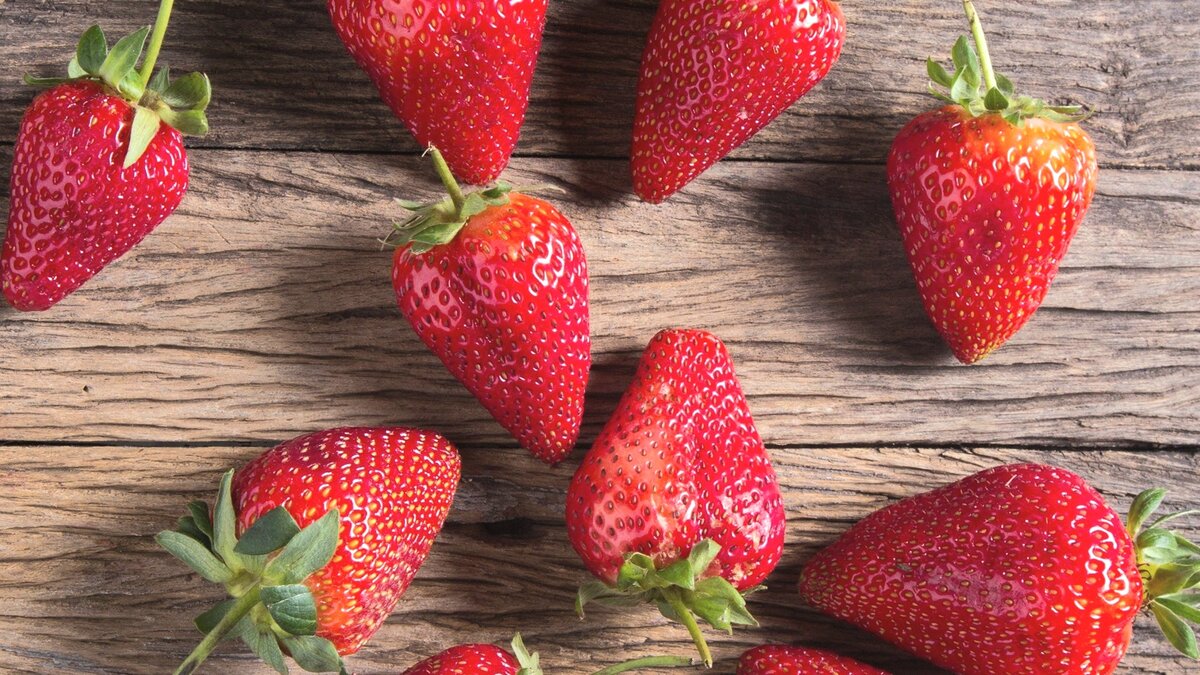 Клубника  для десерта должна быть отборного качества, не мятой, без пятен и дефектов.