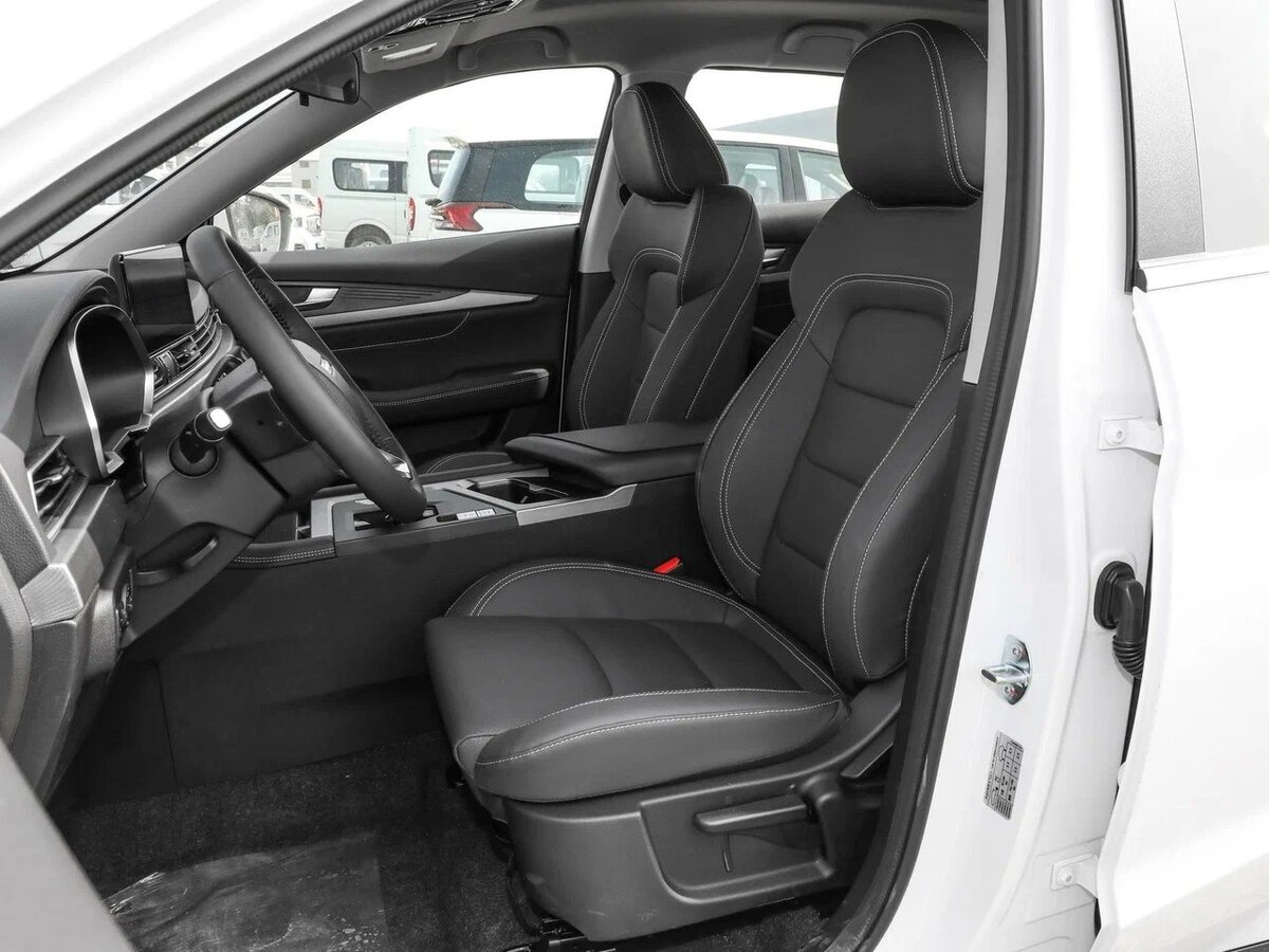     Передние кресла весьма комфортабельны, но регулировка у них - только ручная