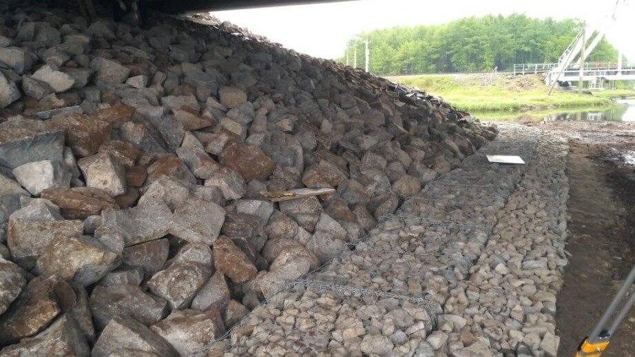     Более 170 км дорог и 37 мостовых сооружений будут отремонтированы в регионе в рамках работ по ремонту и обслуживанию дорог, на данный момент ведется ремонт 24 мостов, а два из них будут сданы в первой декаде июля, а еще два — в конце июля.