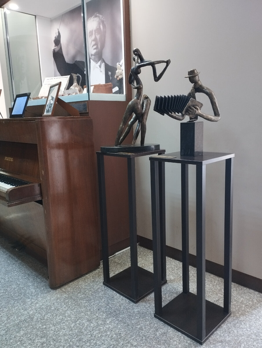 Пианино с автографом Арама Хачатуряна. Авторское фото.