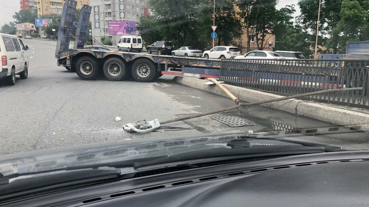     Фура сбила уличный столб освещения на популярной дороге во Владивостоке. Трафик замедлился — водителям следует быть аккуратнее.