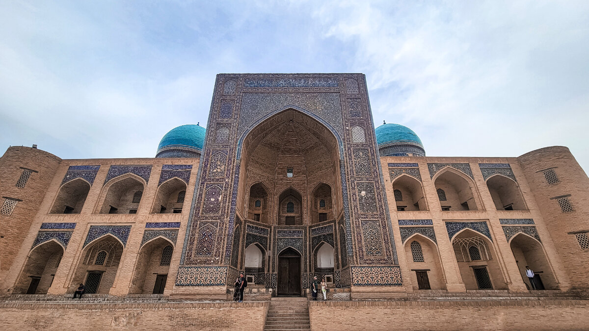 Медресе Мир-Араб.