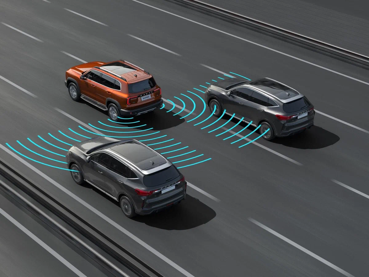 Система мониторинга слепых зон контролирует присутствие попутных автомобилей вне зоны видимости боковых зеркал, обеспечивая безопасность при смене полосы движения