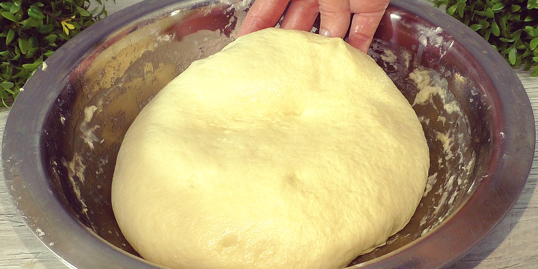 Очень простое и пышное дрожжевое тесто на молоке. Оно подходит для пирожков, пирогов с любой начинкой