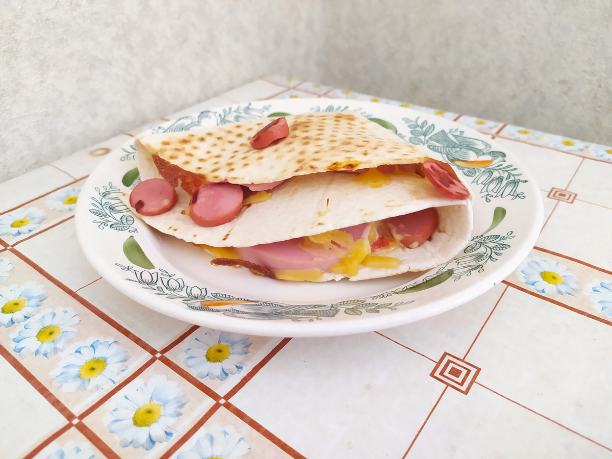 Я еще и сосиски туда впихнула, чтобы пустого места не было)))