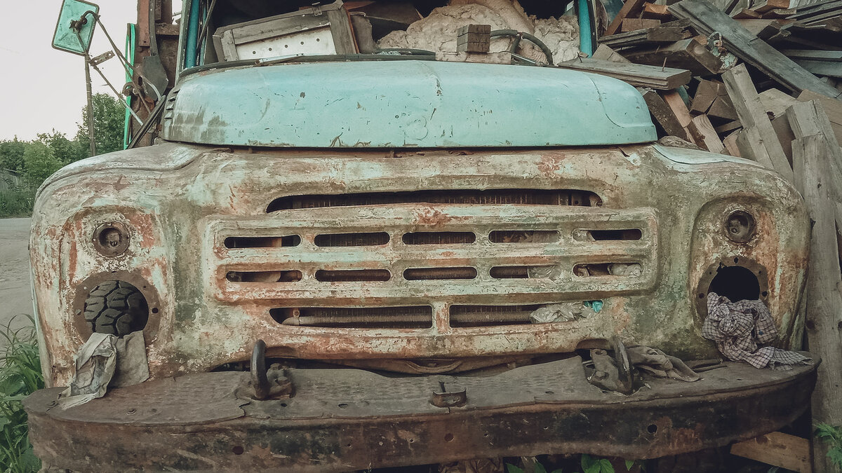     Один из автомобилей въехал в стоявшую впереди машину.