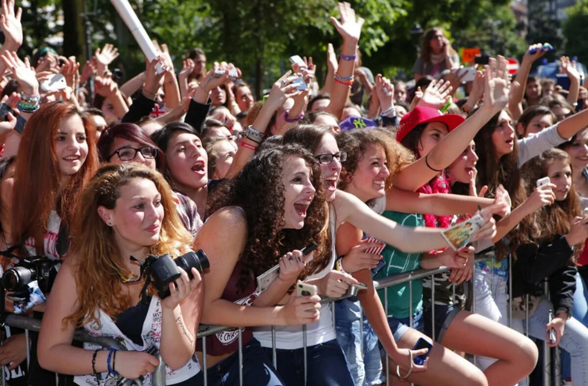 Руки толпа девушки. Руки толпа девушки. Много людей голосуют. Толпа с поднятыми руками. Руки толпа девушки.