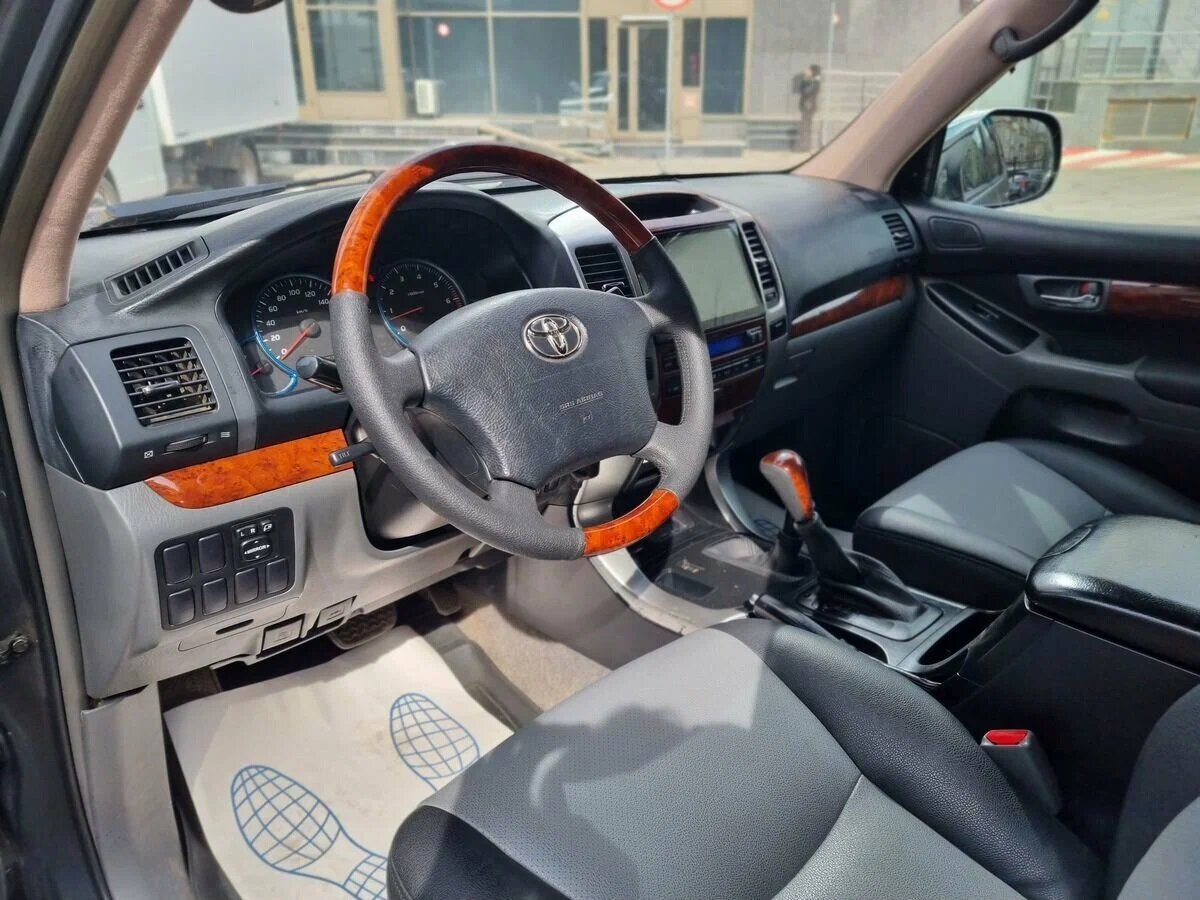 Рулевой обод и обивка сидений, явно - перешиты. Для модели это - норма.