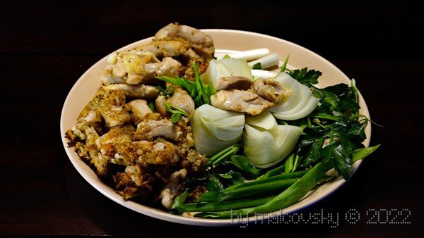Молоки жареные с маринованным луком.