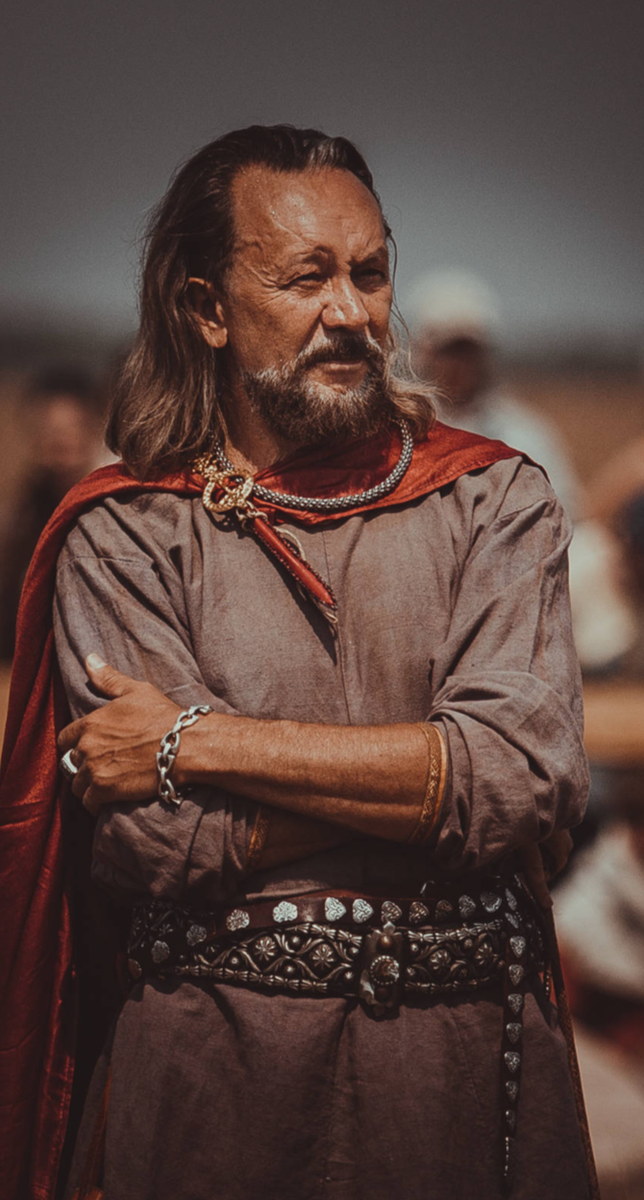 Возможно я и не прав, если рубаха это хитон, то она подходит к спартанскому красному плащу. А вот насчёт пояса и браслета не уверен. 