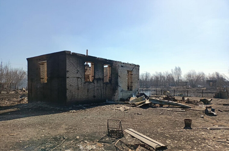    У жительницы Кургана после пожаров уцелела «коробка» дома