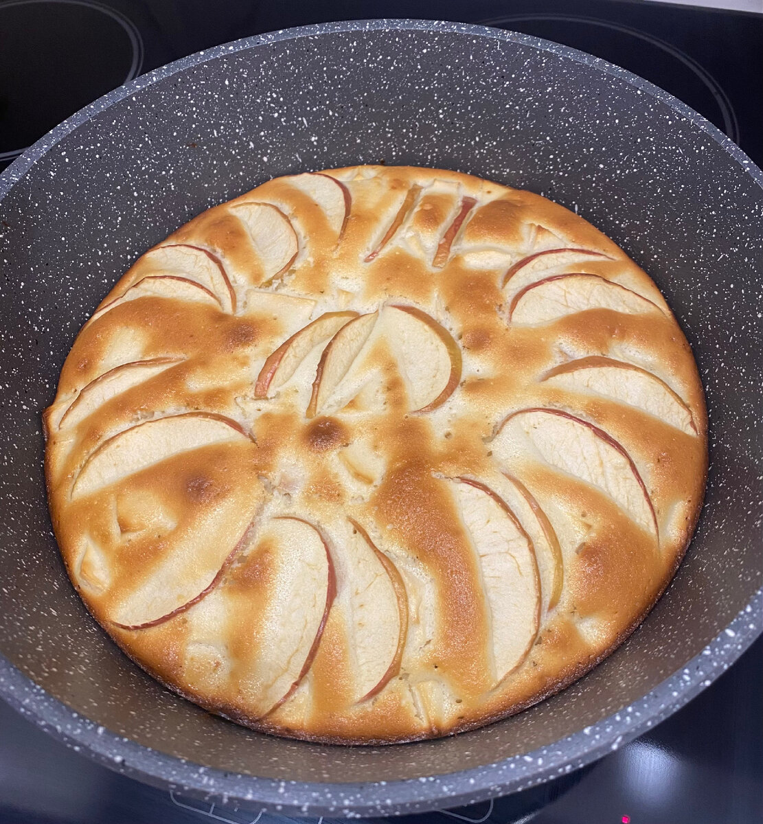 Настоящее фото шарлотки с яблоками