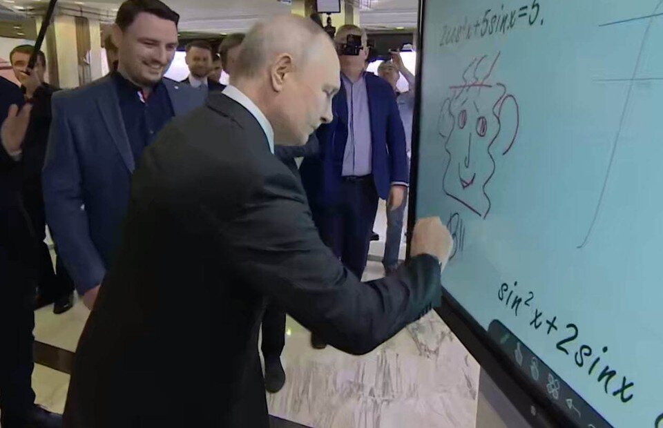    Президент Владимир Путин нарисовал мордочку на сенсорной панели российского производства