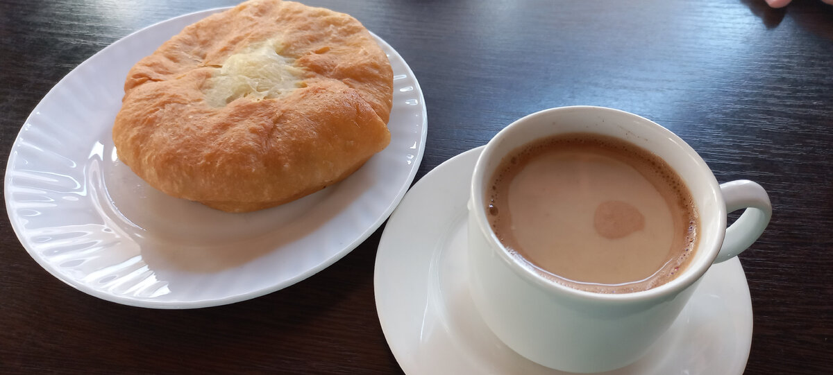 Кофе с молоком + пирожок с мясом = 200 руб. В столовой по пути на пляж. 