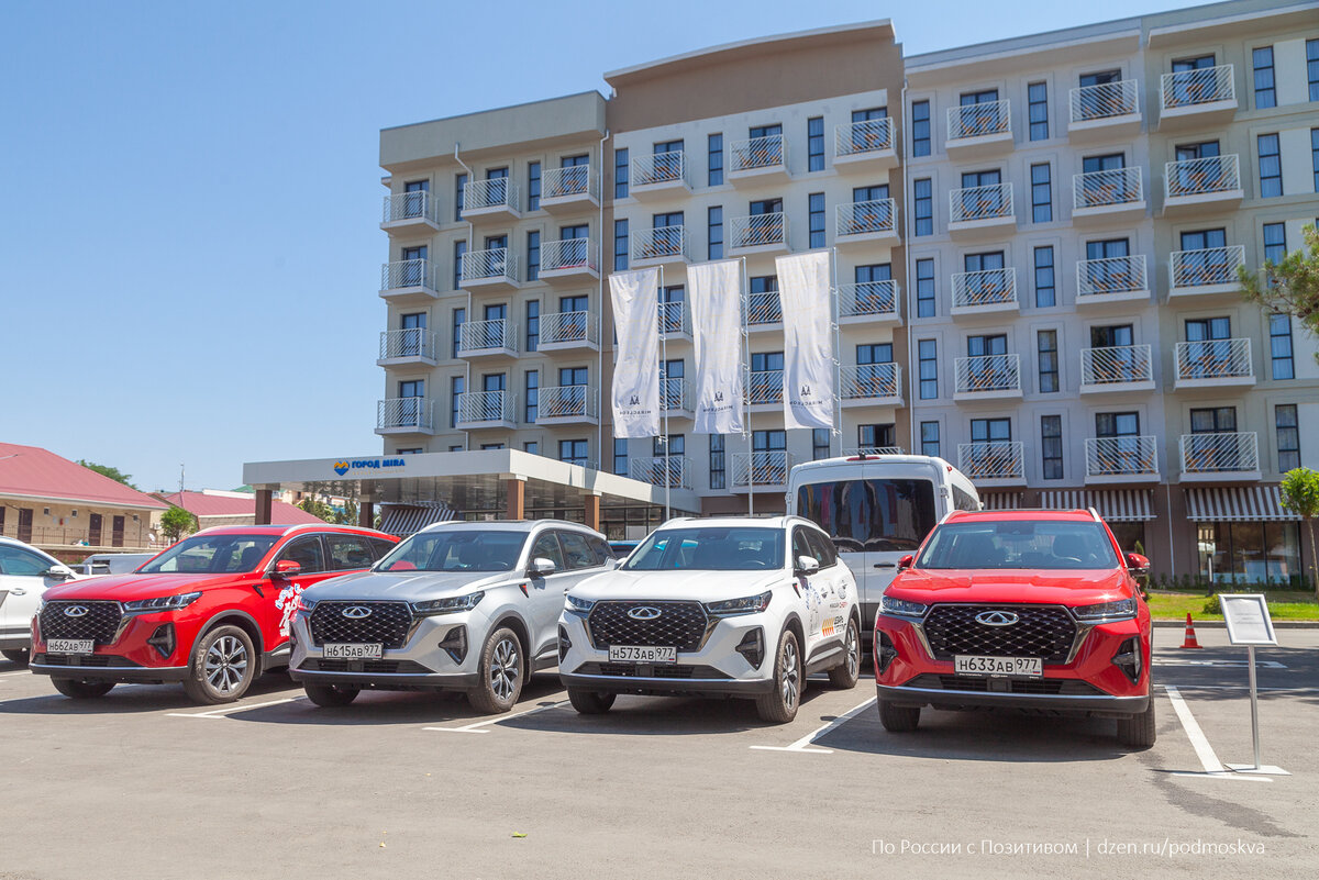 Мы путешествовали большой группой на пяти автомобилях Chery Tiggo 7 Pro Max. На фото как раз они на фоне корпуса Дюна. Парковка в отеле Город Мира 5* очень большая.