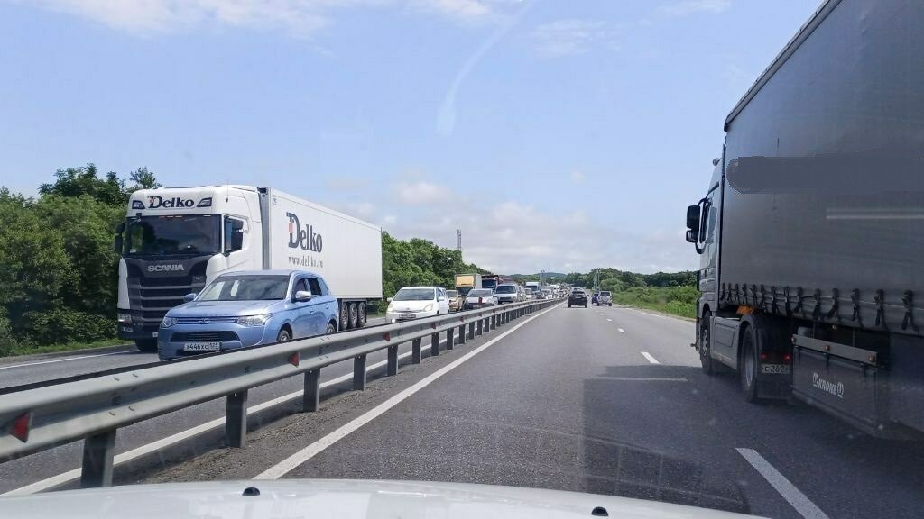     В новых медиа сообщают, что движение по трассе из Владивостока в сторону пригорода и далее — в Надеждинский район — практически заблокировано.