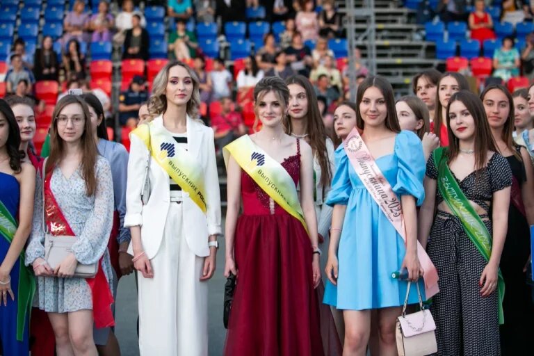    В Оренбургской области 29 июня прошел «Золотой бал лучших выпускников-2023» Кристина Просвиркина