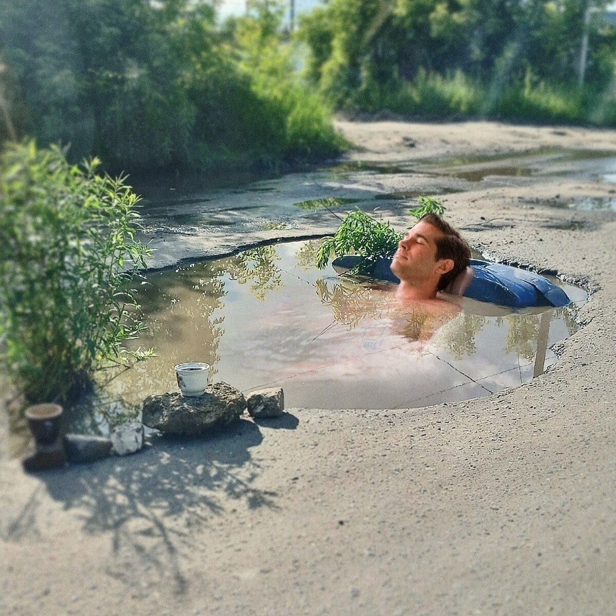 Креативные нижегородцы нашли позитив в местной луже