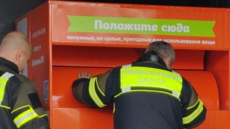   Мужчина застрял в коробке