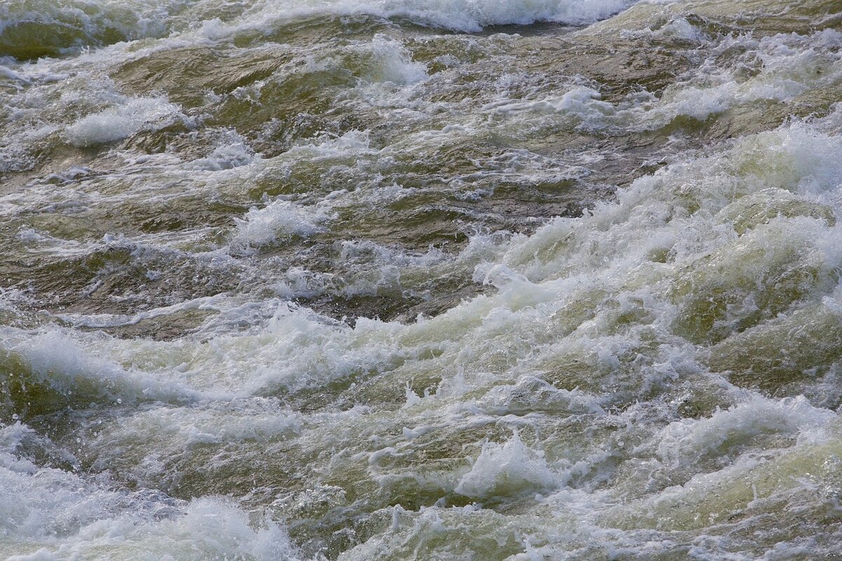 В течени реки был сильный излом. Течение воды. Речка с волнами. Поток воды. В течении реки.