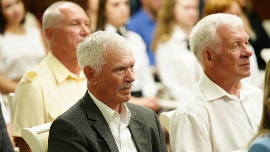     Накануне Дня работников морского и речного флота, который по традиции отмечается в первое воскресенье июля, глава региона Михаил Дегтярев наградил лучших представителей отрасли.