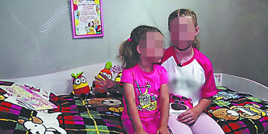    В момент, когда девочка показывала жест «помогите», она говорила, как любит маму и как сильно «за всё ей благодарна» / скриншот видео / .1tv.ru / shows / muzhskoezhenskoe.