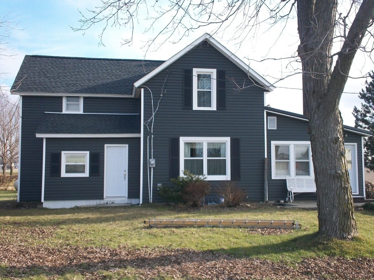 Хорошая гармония между тёмным фасадом и светлыми элементами #1