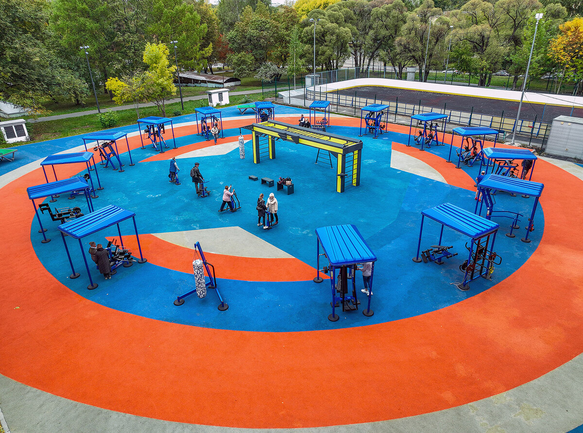 «Русский ниндзя» — такое достаточно боевое название дают спортивному пространству, где организованы разнообразные по сложности маршруты с препятствиями.-3