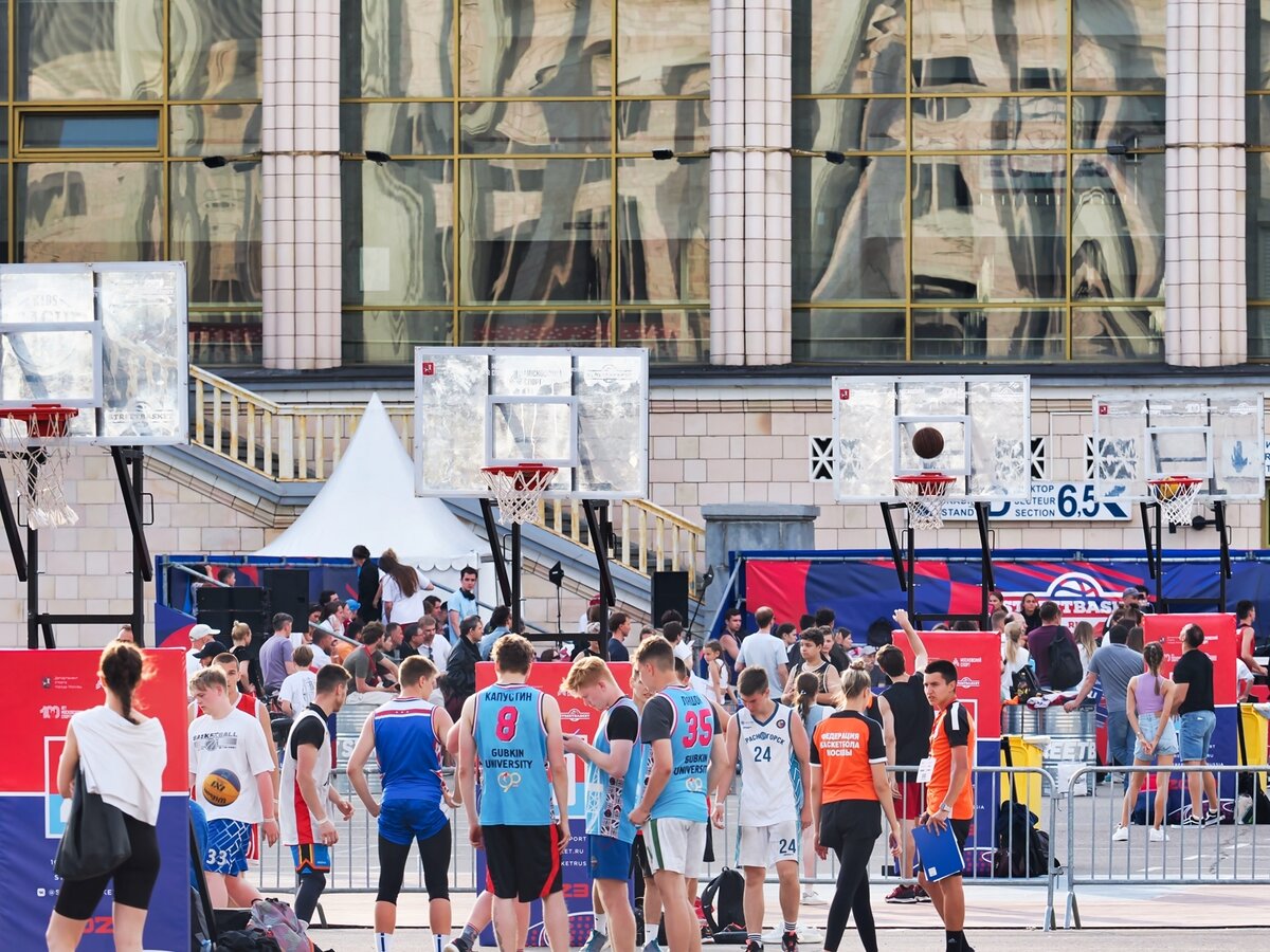 Московский спорт мероприятия. Спортивный репортаж фото. 100 Летие Московского спорта. Уличный баскетбол. Репортаж о спортивном событии