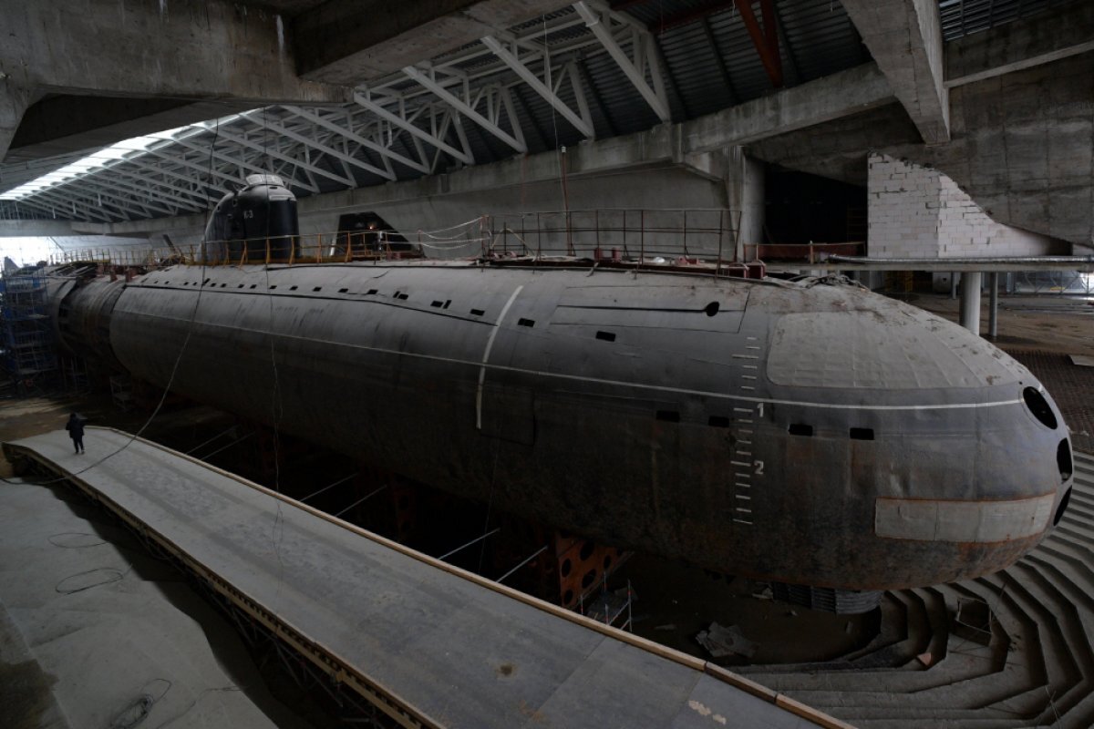    Первая советская атомная подводная лодка "Ленинский комсомол" проекта 627(А) «Кит» после реставрации в строящемся павильоне музея "Остров фортов" в Санкт-Петербурге.