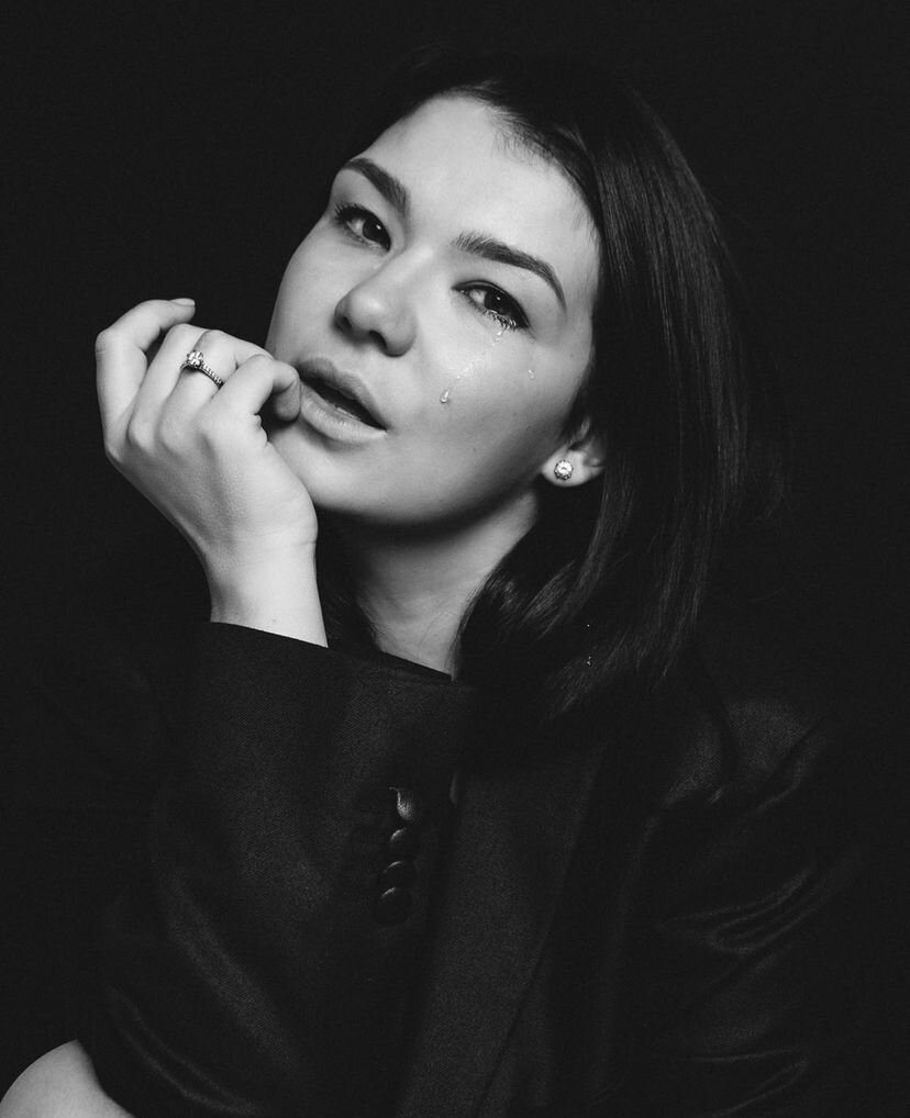 #мотылек1 

О ЧЕМ ПЛАЧЕТ ?
⠀

-ты как ШЁЛК, прочная, красивая и невероятно нежная
⠀
Кстати я таки загуглила про эту ткань и все верно
⠀
Лену я знаю давно, началось с того, что ей подарили сертификат на мою съёмку и как говорится закрутилось … 
⠀
Уже 6-й год я снимаю выпуски ее мастеров, это волнительный момент, две беременности, вернее сказать появление двух малышей,  наблюдаю что происходит в салоне, как она растёт и растёт ее семья, а я вам скажу, если задуматься, прям слеза наворачивается сколько всего я вижу и фиксирую )

Каждый раз ее вижу другой, особенно на моих съёмках, кстати одна из самых идейных клиенток, всегда знает что хочет, вот картинка, вот так хочу, подготовиться, все принесёт и погнали 
⠀
а на этой съёмке отдалась полностью, зашла, переоделась, через пол часа говорит: 
ХОЧЕШЬ Я ЗАПЛАЧУ?

Ну разве я могла отказаться 🤔
⠀
Наболтали музочку и красивая слеза потекла …. говорили о разном, но это останется между нами 🤫

-когда я плачу , я не красивая 
-да нормальная 

Не самый задушевный диалог , для такого душевного фото 
⠀
Лена кажется строгой, но я вам точно скажу, какая бы она не казалась, это человек, который  В кайфе, в потоке, ресурсе  от процесса, все в кайф, настроение, настрой, и скажет обо всем прямо
⠀
Однажды ее Клиентка сказала, что когда Она красит волосы, она их любит, я аж переспросила, так нежно и с любовью все делает…
⠀
О ЧЕМ ПЛАЧЕТ СИЛЬНАЯ ЖЕНЩИНА?
⠀
Да обо всем! 
Что, у нас повод разве не найдётся?
⠀
Эмоции это хорошо 🥰

Спасибо за смелость и доверие @avedikovaelena 🙏🏼

Какие чувства вызывает эта серия ? Делитесь впечатлениями ⬇️