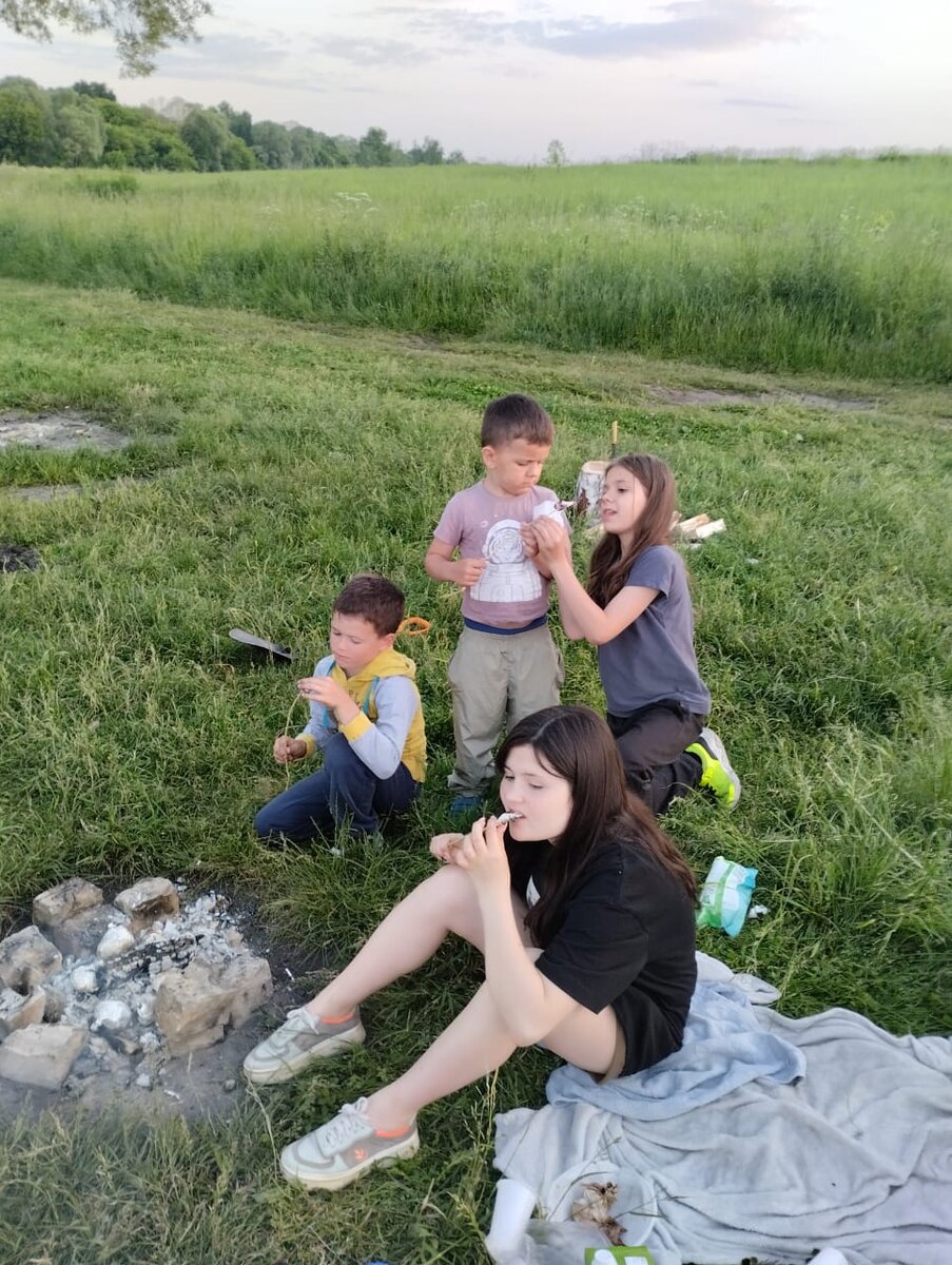 Первым делом на природе надо поесть!