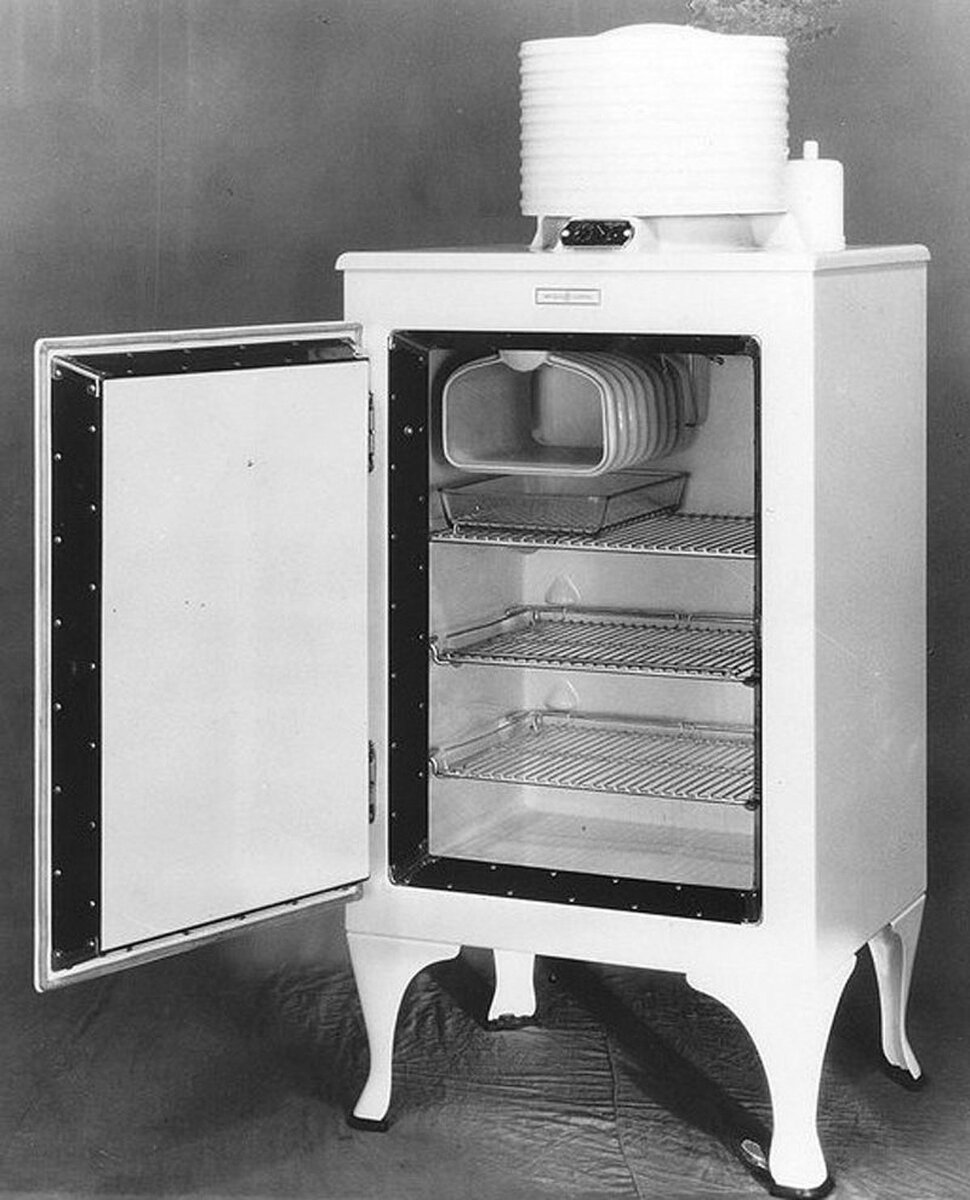 Когда изобрели 1 холодильник. Первый холодильник General Electric 1911. Холодильник Monitor-Top 1927. General Electric в 1927 холодильник.