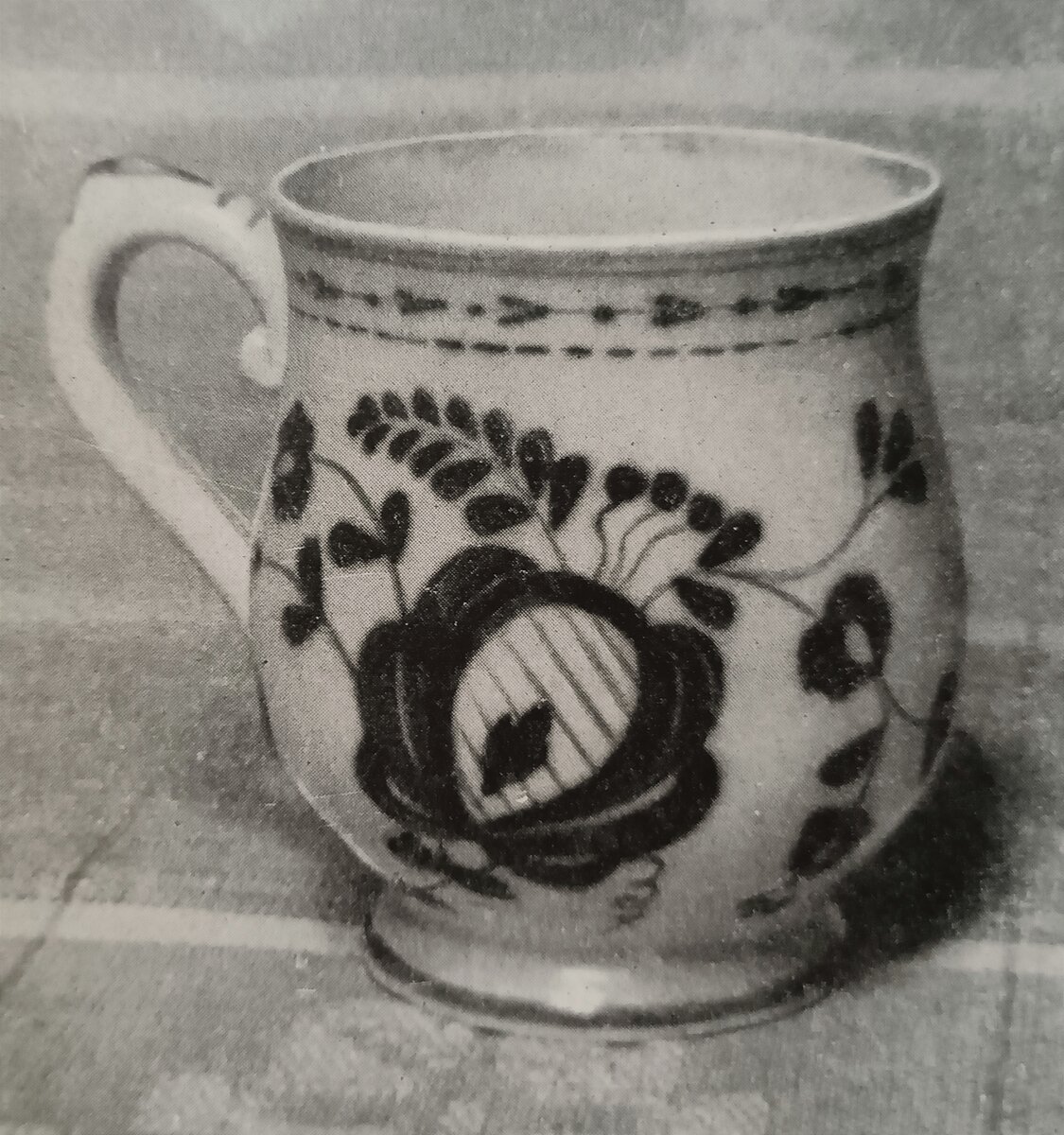 Н.И. Бессарабова. Кружка «Гжельская роза». Керамика. 1945 г. (Худож. руководитель А. Б. Салтыков). А.Б.Салтыков. Избранные труды.1962.