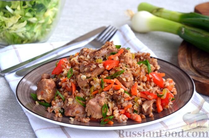 индейка, крупа гречневая, перец болгарский красный, морковь, лук репчатый, сельдерей черешковый, соль, перец чёрный молотый, перец красный молотый, тмин, масло растительное