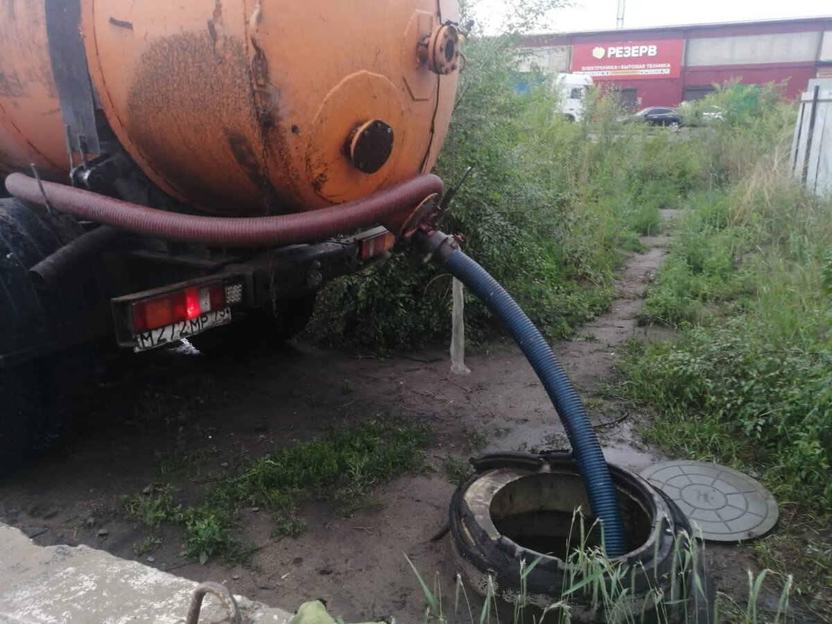 Камаз 6520 ассенизатор. Гавновоз машина 2021. Откачка луж. Шамбо 10 кубов. Илосос откачка выгребных ям.