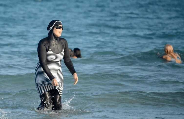 Купальник- буркини. Видела такие на местных пляжах.