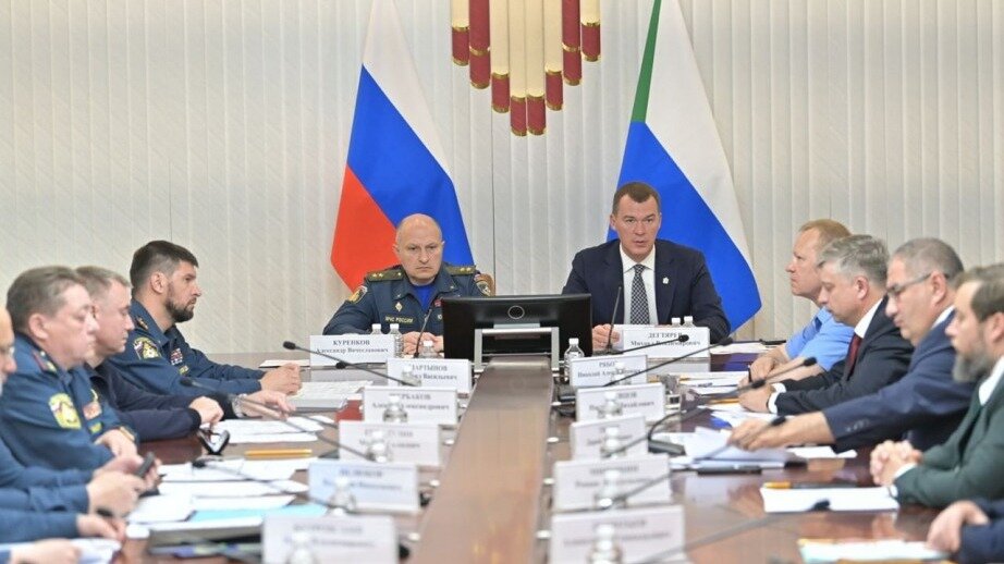     Михаил Дегтярев и глава МЧС России Александр Куренков провели совещание по лесопожарной обстановке