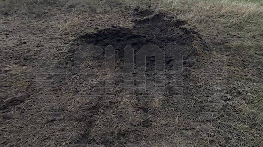     Украинский беспилотник атаковал в среду, 5 июля, село Графовка Белгородской области. С дрона была сброшена взрывчатка.