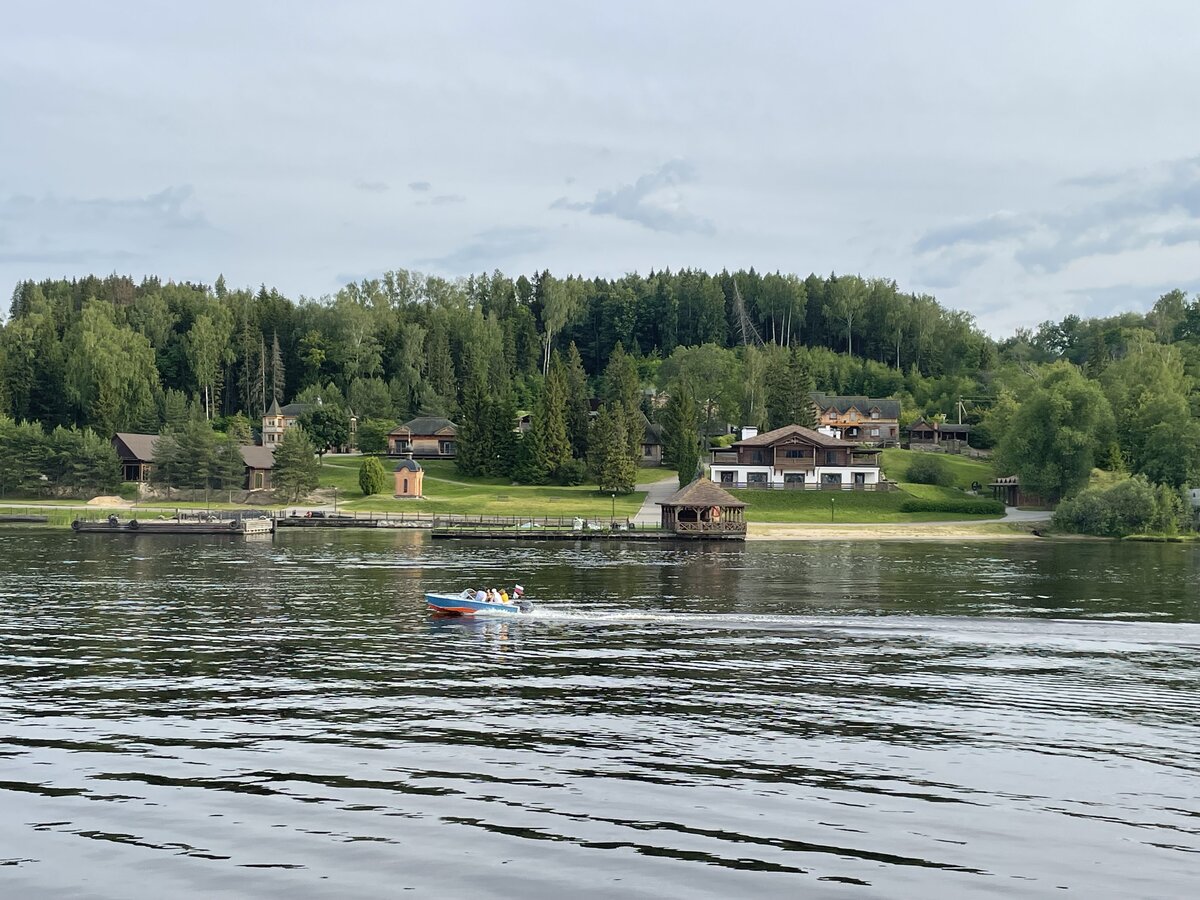 Отличные виды на Волге. Как хорошо, когда хорошо живется, правда? Такие окраины у одного небольшого городка на Волге... Фото автора