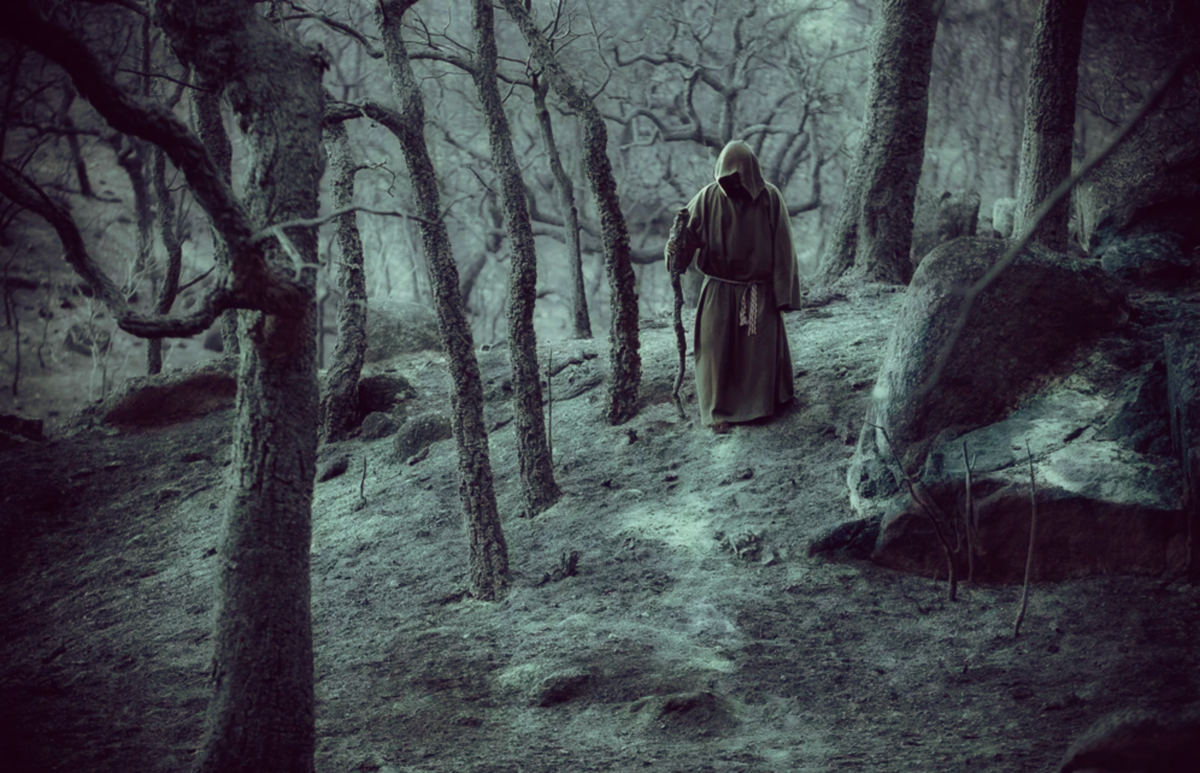 Абу мистический. Монах в лесу. Призрак монаха в капюшоне. Темный Странник. Призрак монаха в лесу.