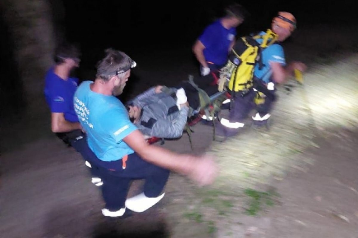    В горах Сочи спасатели помогли повредившему колено туристу