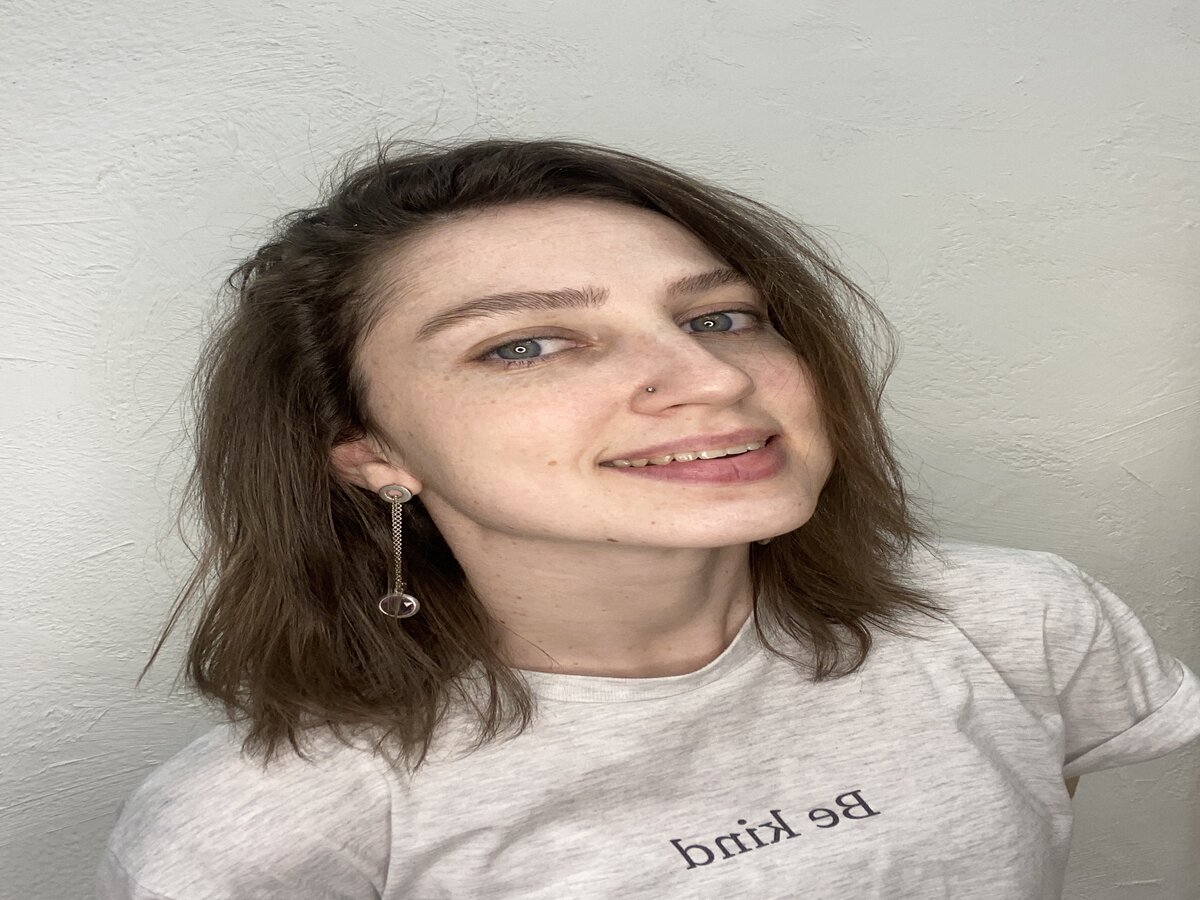 Был у меня ухажёр в универе. Очень хотел встречаться, гулять, чтоб я была его девушкой. В универе это особенно модно и нужно. Я, в принципе, потихоньку понимала, что он мне и симпатичен, и интересен, можно было бы и дальше двигаться в сторону отношений. И вот мы едем на танцевальный конкурс(мы танцевали вместе в университетском коллективе). Там, конечно, всё располагало к вечерним посиделкам, ещё бОльшему общению и сближению. И вот он мне как-то раз говорит: «Посмотрел у тебя вк есть аватарка, где у тебя прямые волосы. Тебе так хорошо с прямыми волосами, почему ты всегда так не ходишь?!» Это была роковая для него фраза. Почему-то в тот момент я испытала весь спектр негативных эмоций, и гнев, и обиду, и разочарование. Как это так? Т.е.я, которая каждый день, это не я и не такая как надо, а вот с прямыми волосами «то что надо»… Кажется, я даже не объяснила ему почему, но стала резко холодна и равнодушна. Он бесился, задавался вопросами, потом отстал. А я осталась с убеждением, что человек если  нравится и ты хочешь быть в его компании, то тебе приятно и нравится всё в нём, а не с учетом каких либо изменений. Будь то волосы, цвет волос, стиль одежды, грудь, ноги, запах… Всё уникально и индивидуально, а менять - значит вам не по пути! Как думаете? Бывало у вас такое обесценивание в жизни?)