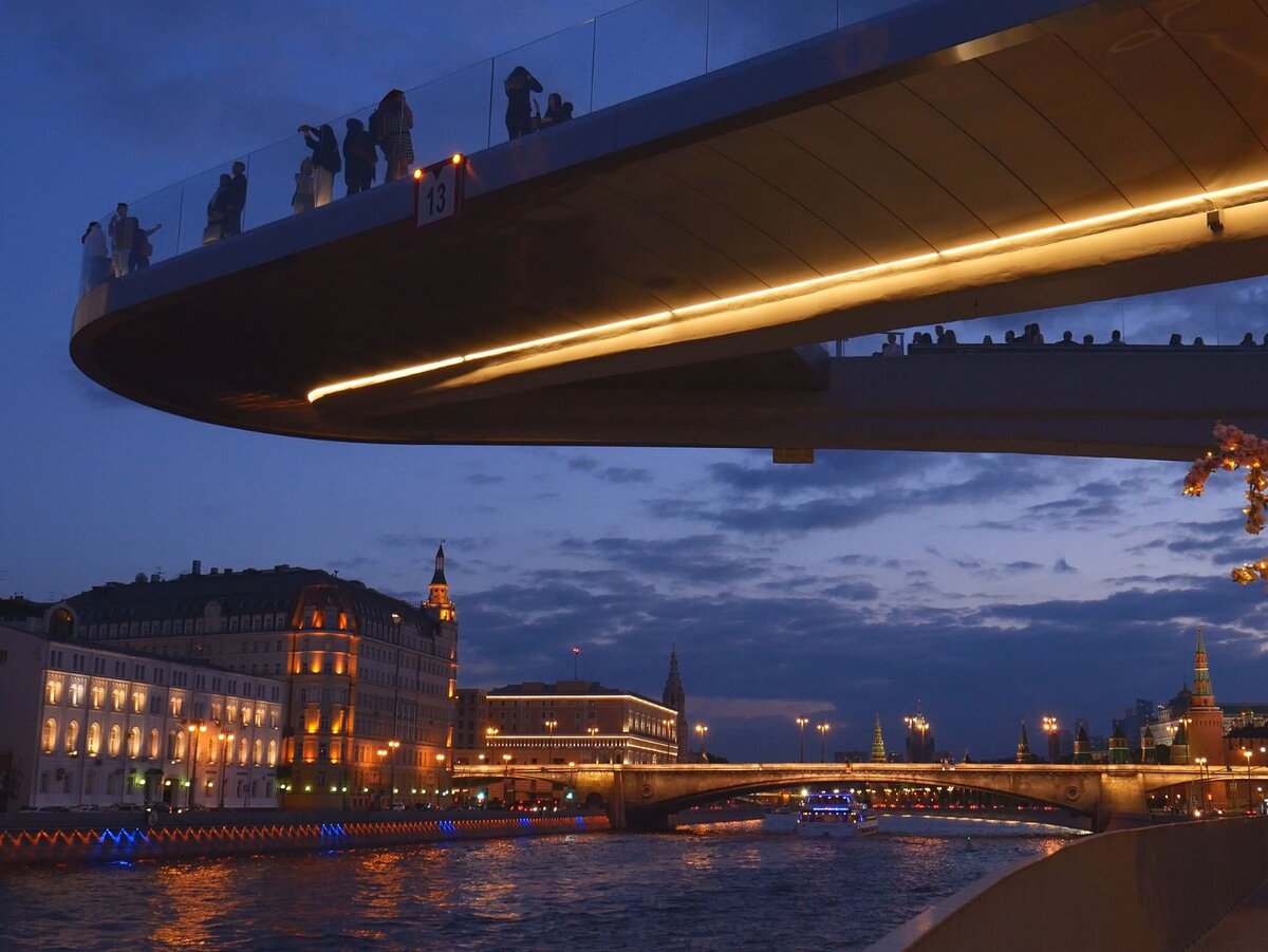 Также здесь есть парящий над Москвой-рекой мост, многочисленные кафе и рестораны, захватывающие аттракционы и, конечно, уникальная флора из разных уголков страны