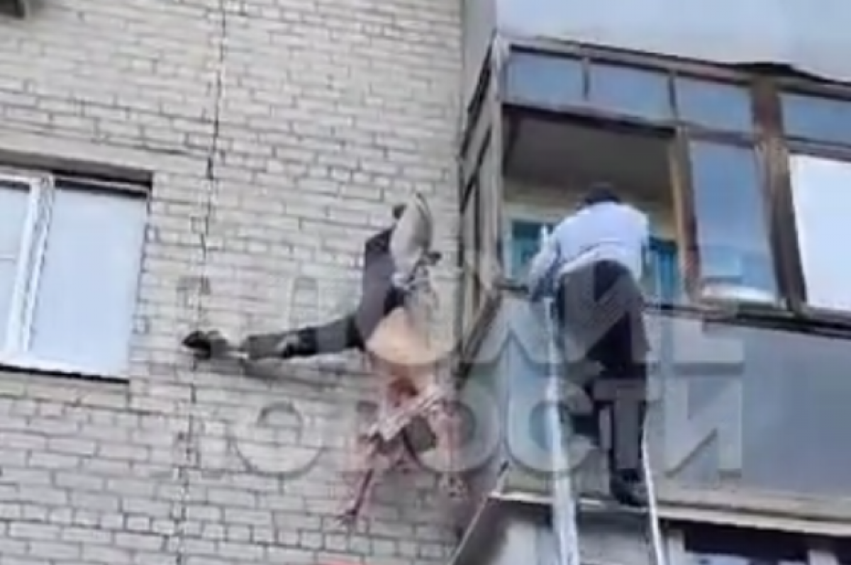    Пьяный мужчина выпал из окна на Ставрополье, но выжил, повиснув на антенне
