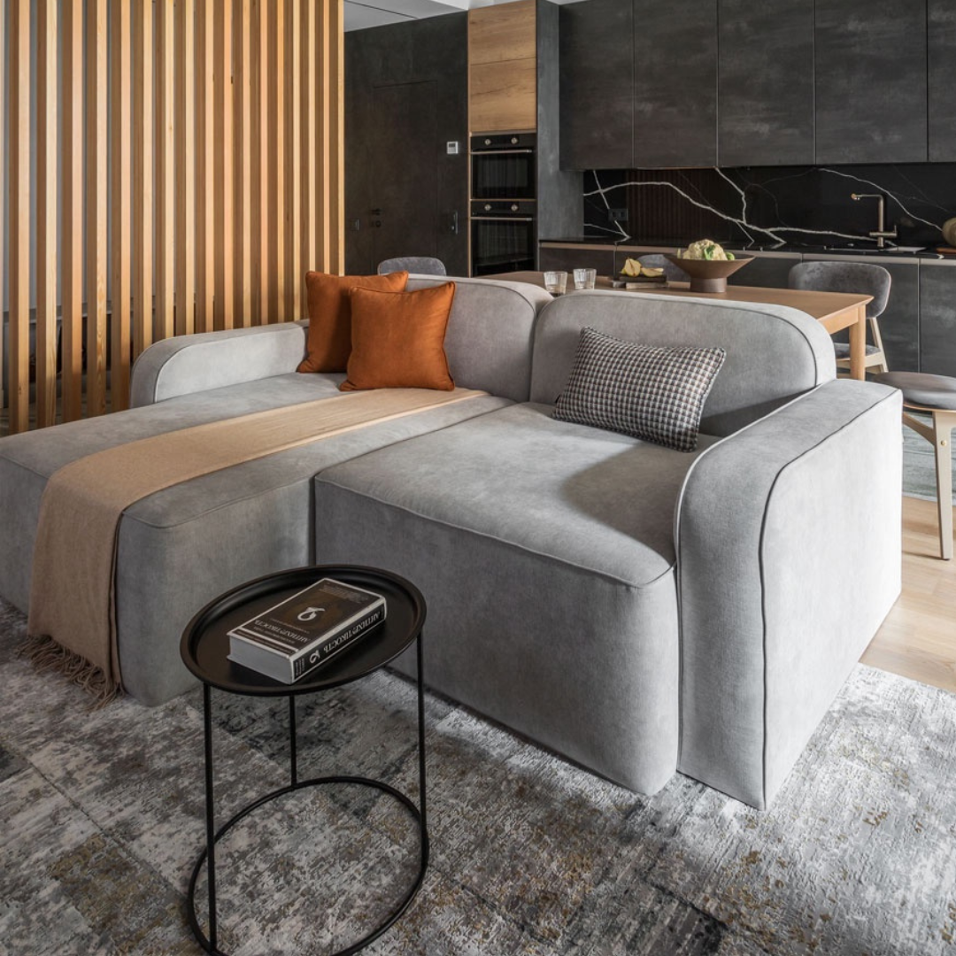 Реализация интерьера по проекту студии дизайна Dinamika. Диван Sofas & Decor.