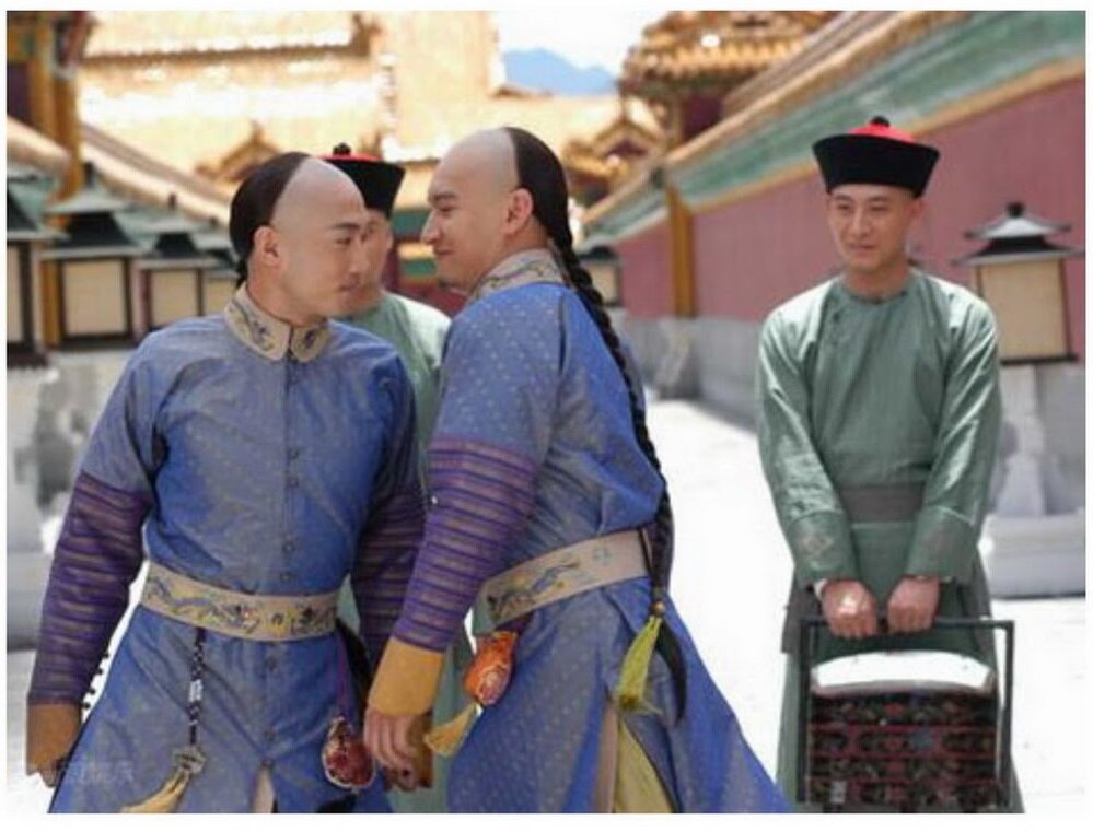 А сзади еще и маньчжурские шапки имеются