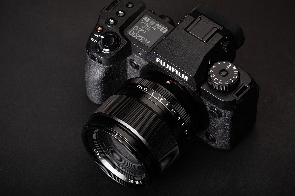    На месте, где в X-T серии расположен барабан выдержек, разместился экран с настройками / Фото: dpreview.com