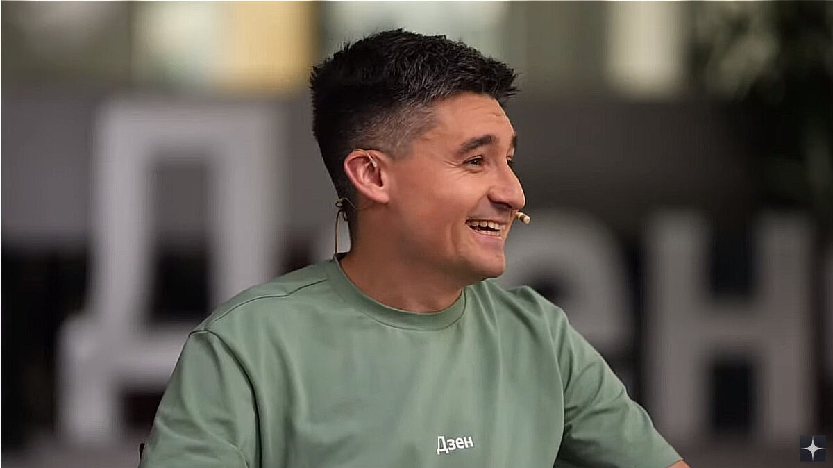 И мы начали улыбаться так же счастливо, как директор по контенту Ринат Низамов. Скриншот: онлайн-трансляция «Дзен лайв» 3 июля 2023 года